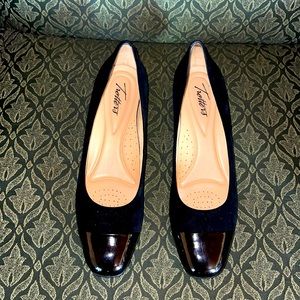 Trotters Black Textured Pump